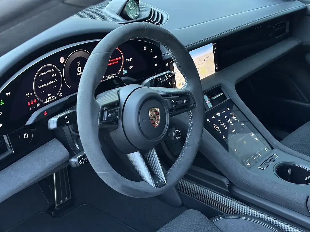 Porsche Taycan - Thumbnail 7