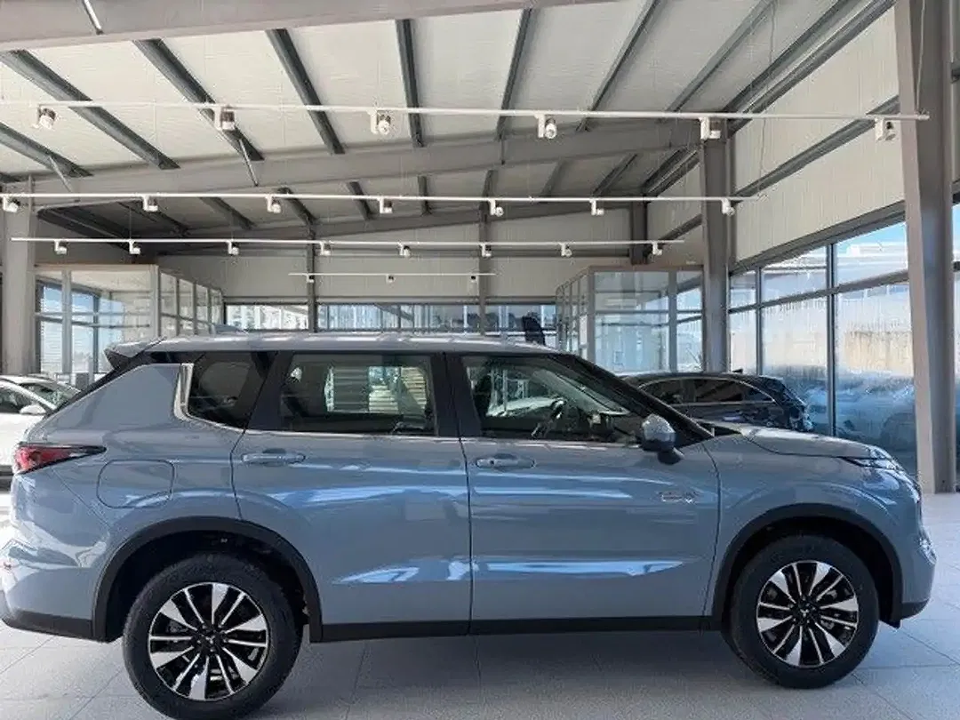 Mitsubishi Outlander - Thumbnail 12
