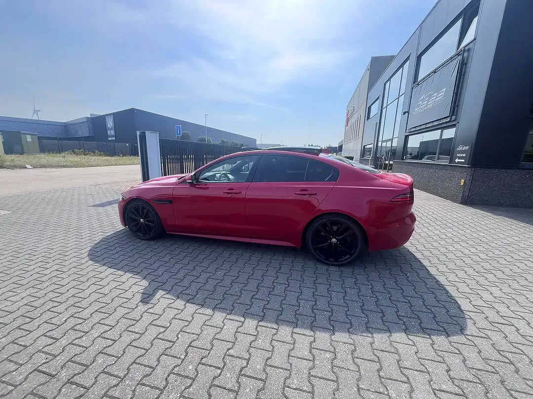 Jaguar XE - Thumbnail 2
