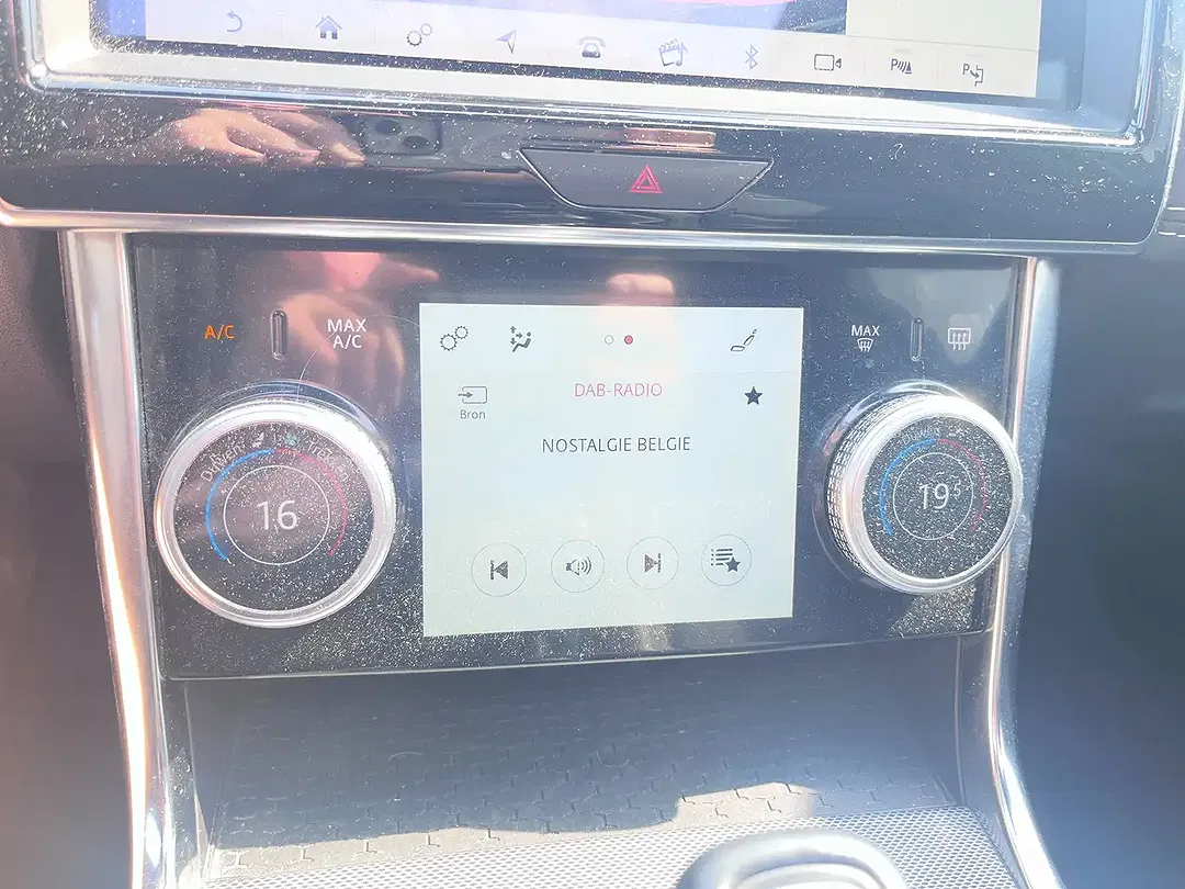 Jaguar XE - Thumbnail 30
