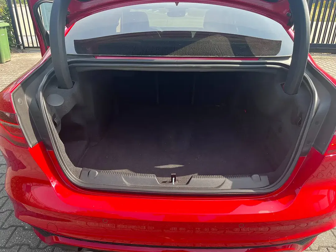 Jaguar XE - Thumbnail 37