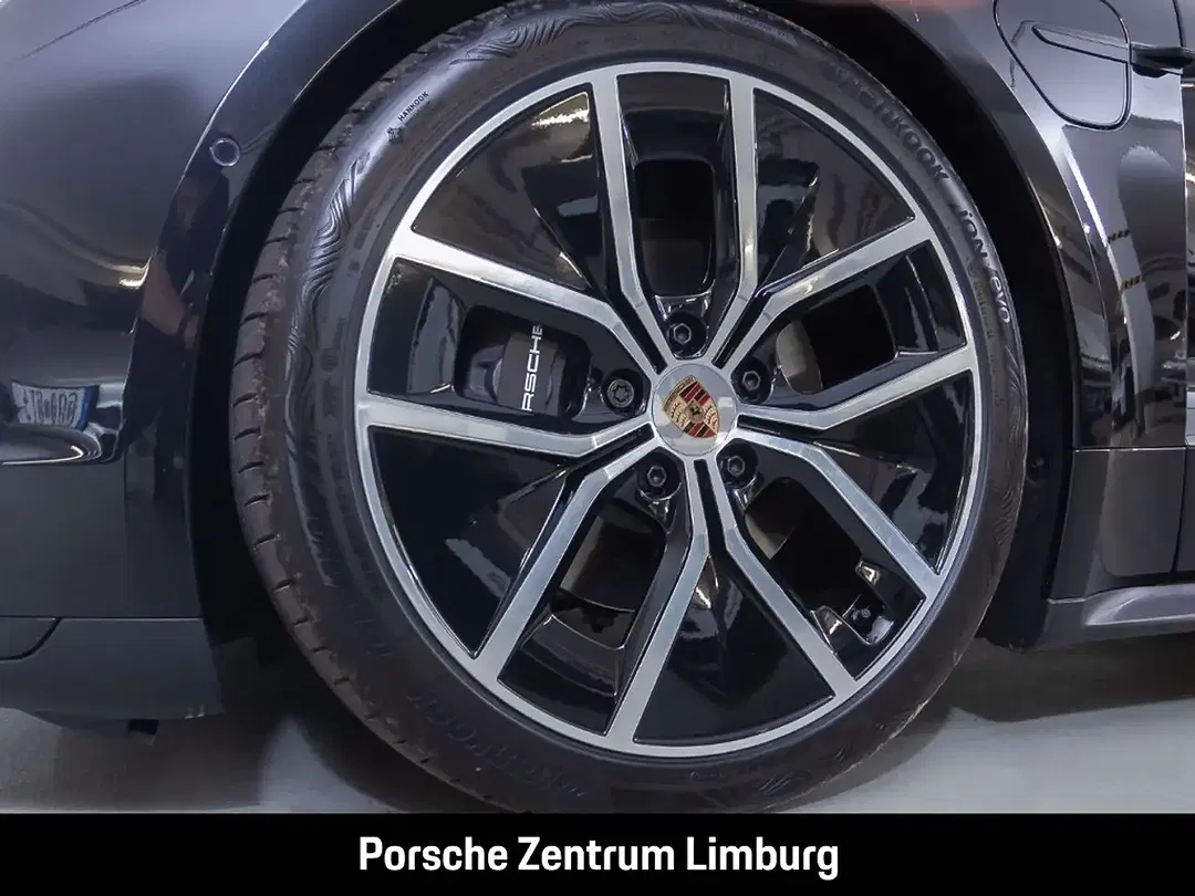 Porsche Taycan - Thumbnail 6
