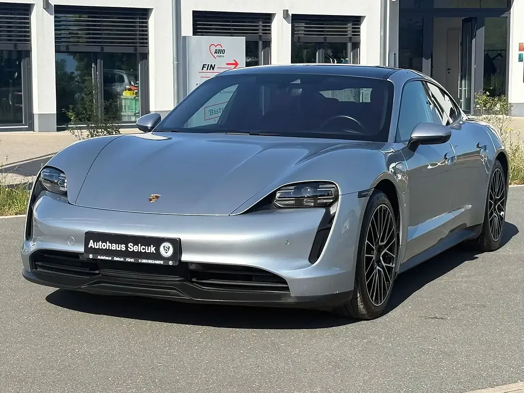 Porsche Taycan - Thumbnail 2