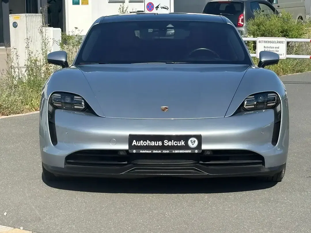 Porsche Taycan - Thumbnail 3