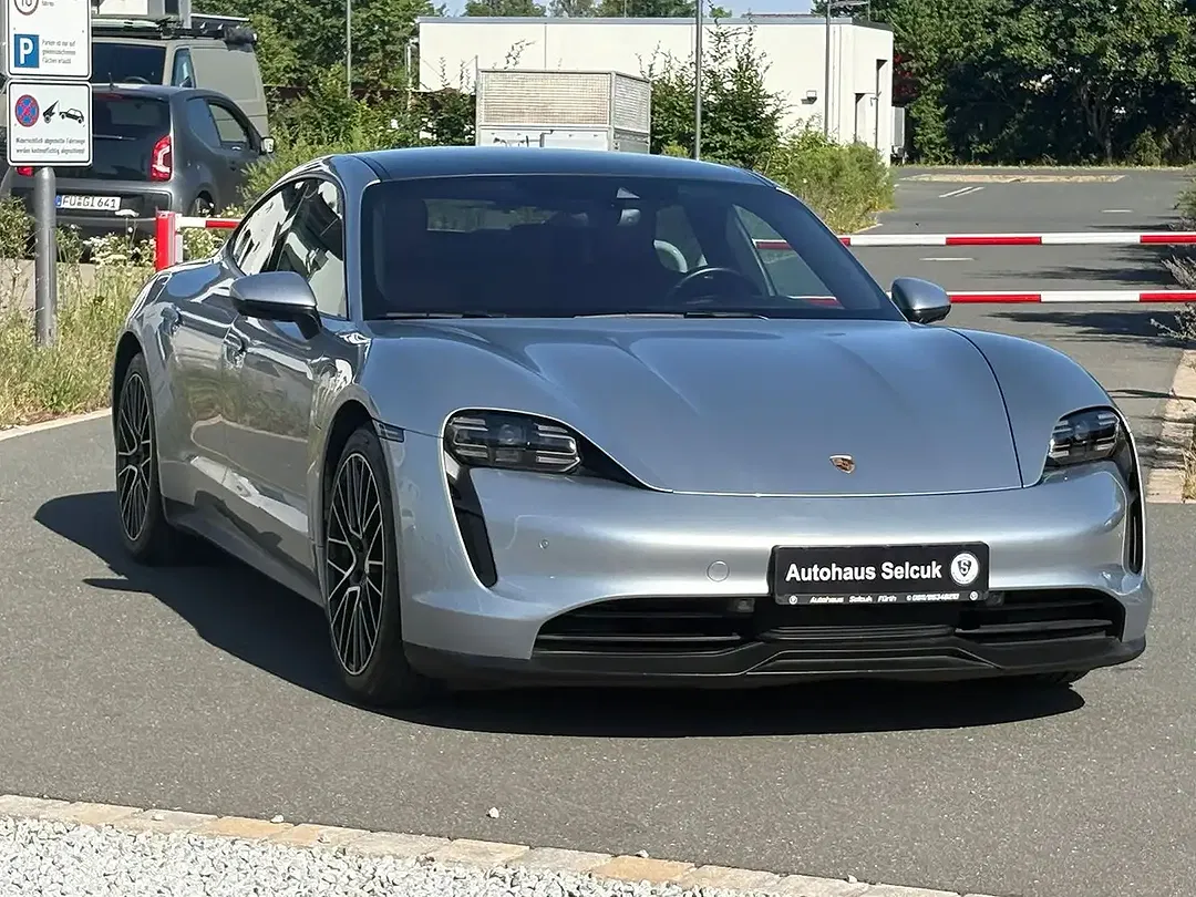 Porsche Taycan - Thumbnail 4