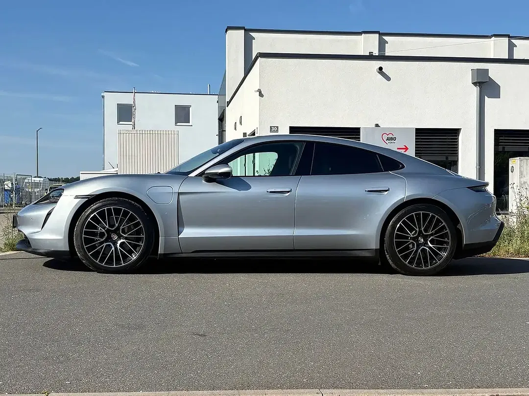 Porsche Taycan - Thumbnail 5