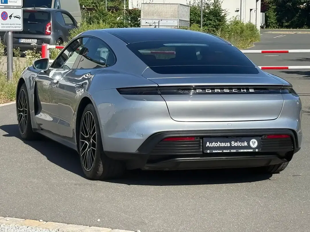 Porsche Taycan - Thumbnail 6