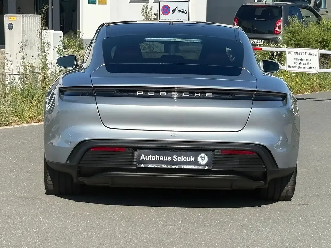 Porsche Taycan - Thumbnail 7