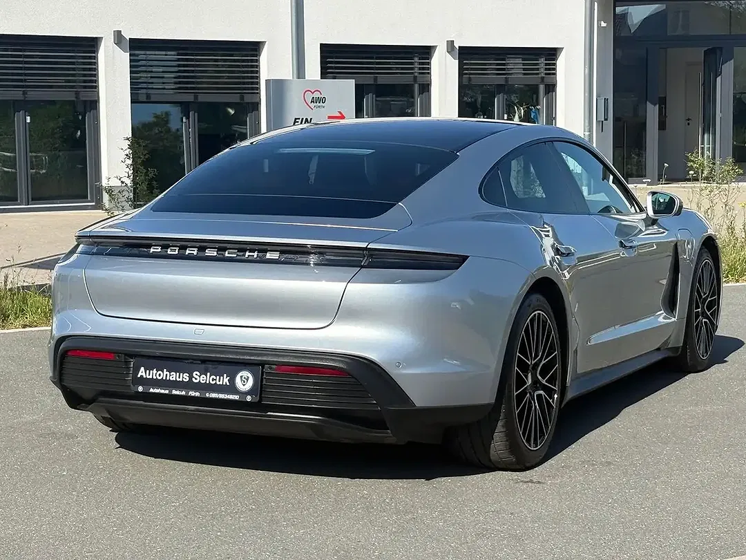 Porsche Taycan - Thumbnail 8