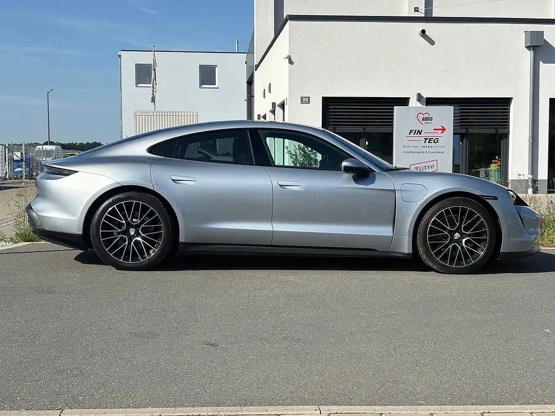 Porsche Taycan - Thumbnail 9