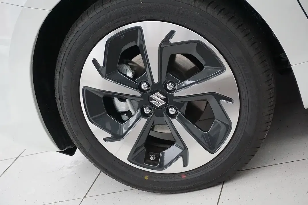 Suzuki Swift - Thumbnail 11