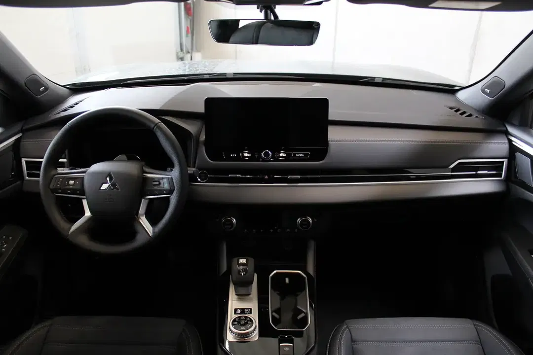 Mitsubishi Outlander - Thumbnail 13