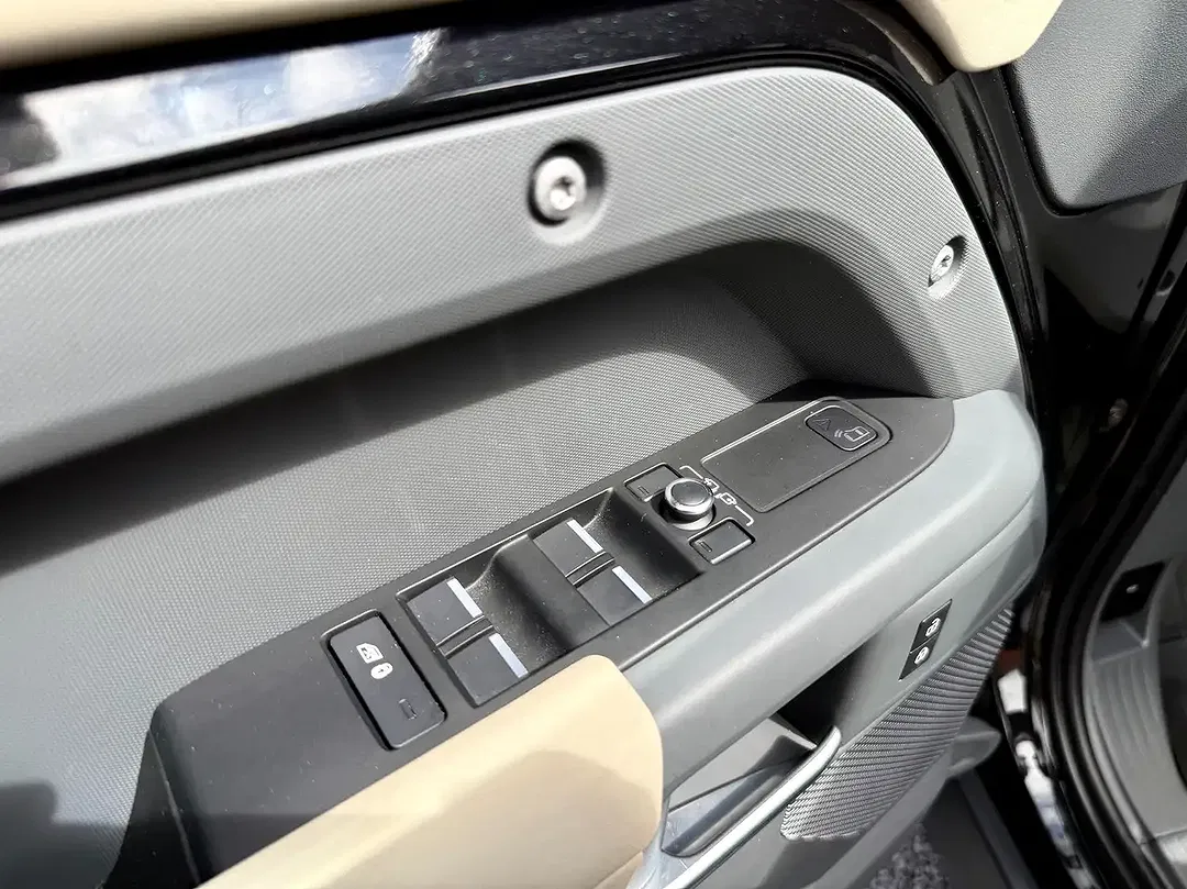 Land Rover Defender - Thumbnail 9