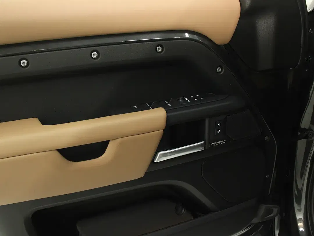 Land Rover Defender - Thumbnail 10