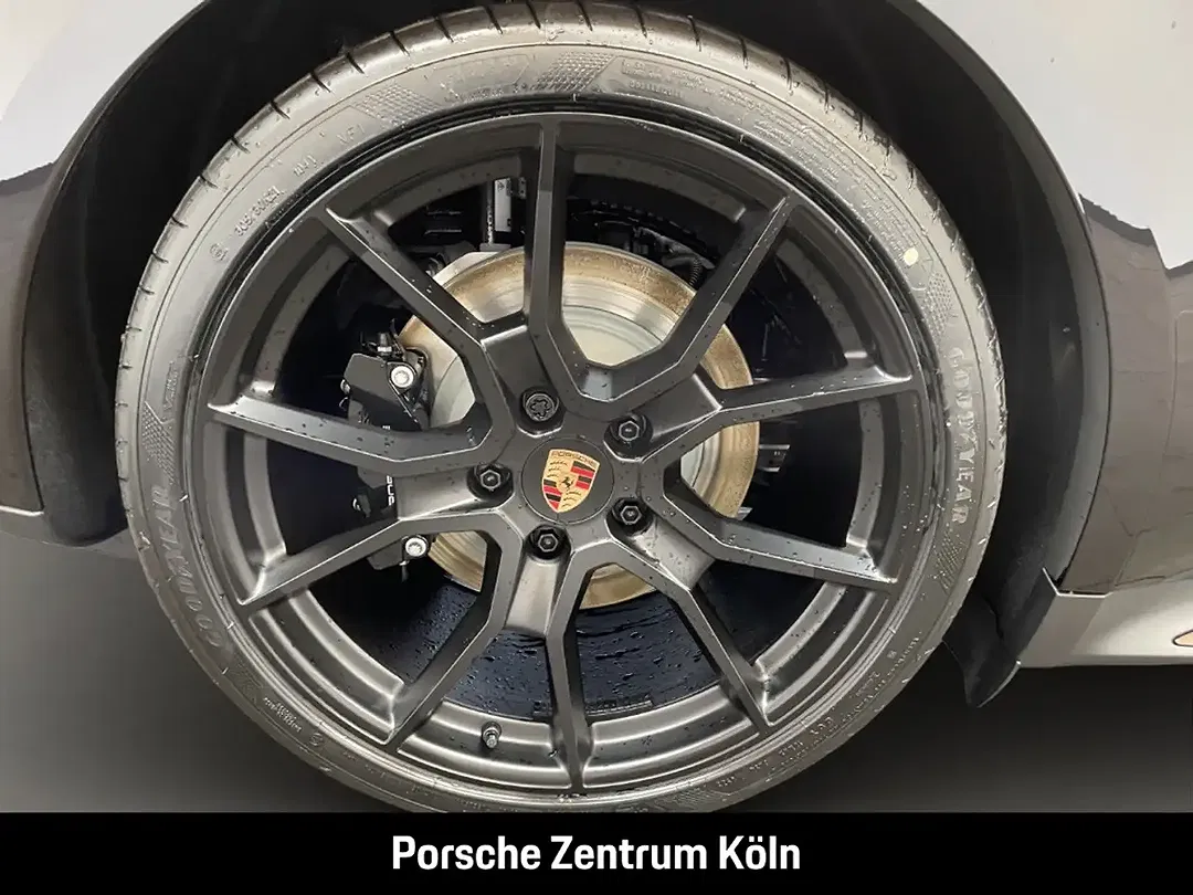 Porsche Taycan - Thumbnail 10