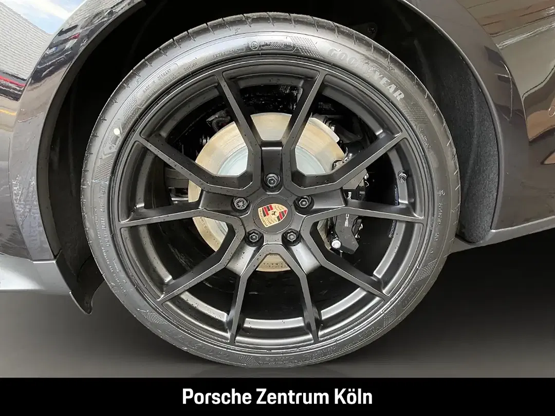 Porsche Taycan - Thumbnail 11