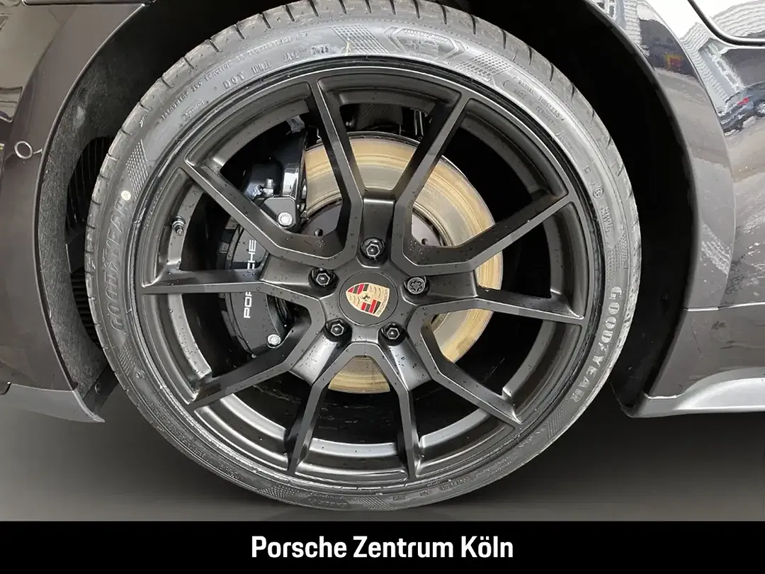 Porsche Taycan - Thumbnail 12