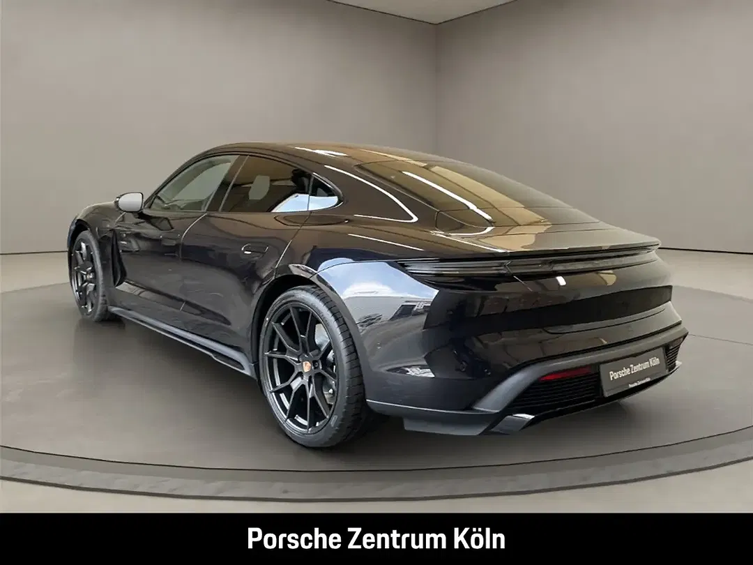 Porsche Taycan - Thumbnail 3