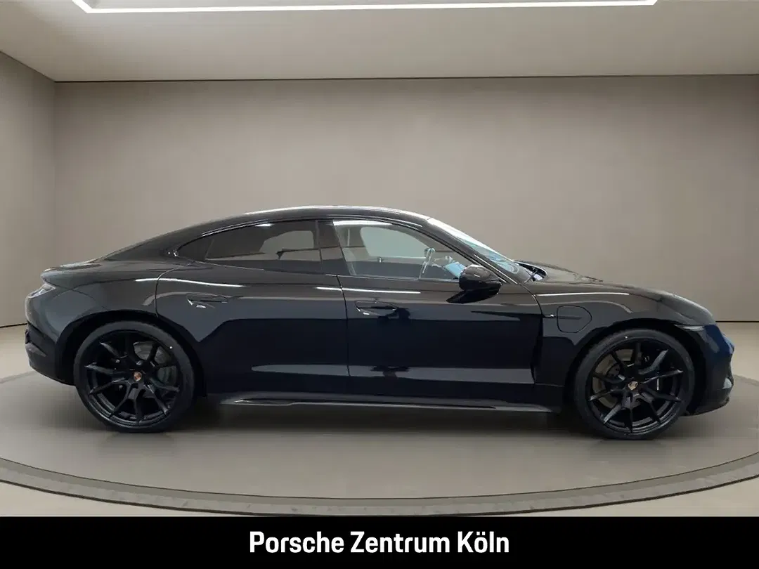 Porsche Taycan - Thumbnail 6