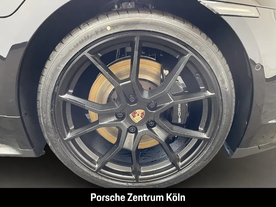 Porsche Taycan - Thumbnail 9