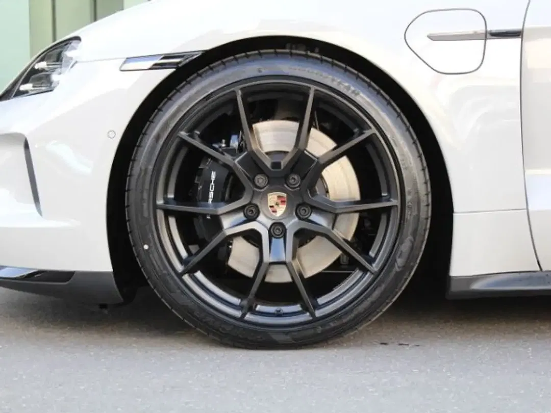 Porsche Taycan - Thumbnail 10