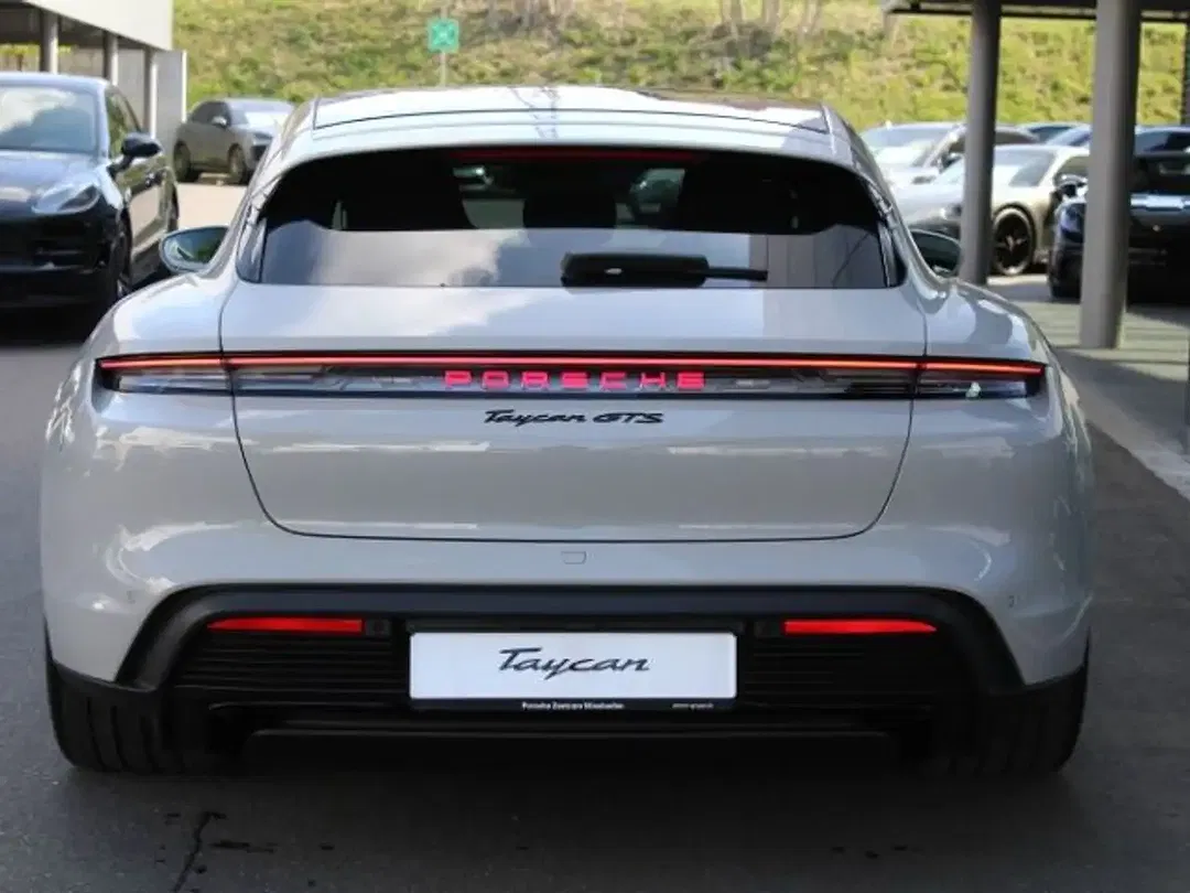 Porsche Taycan - Thumbnail 11