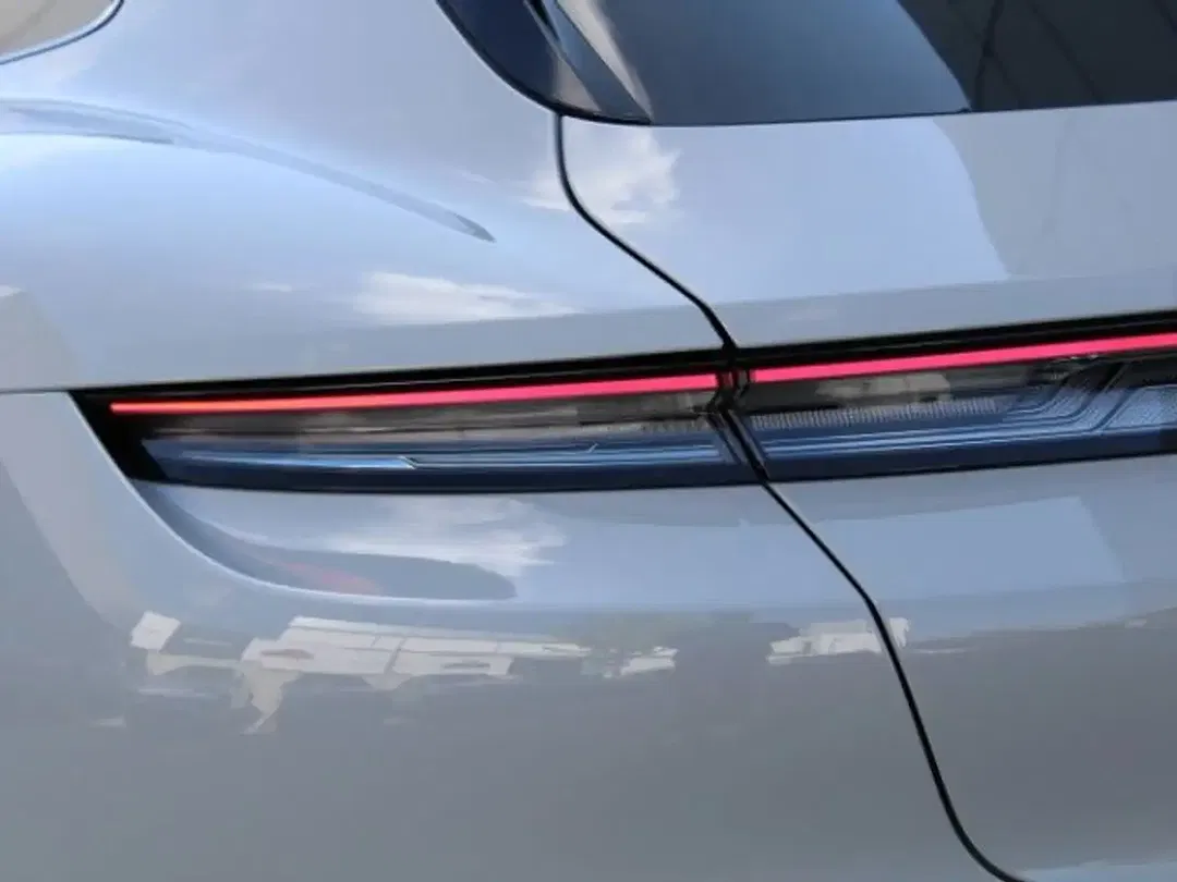 Porsche Taycan - Thumbnail 12