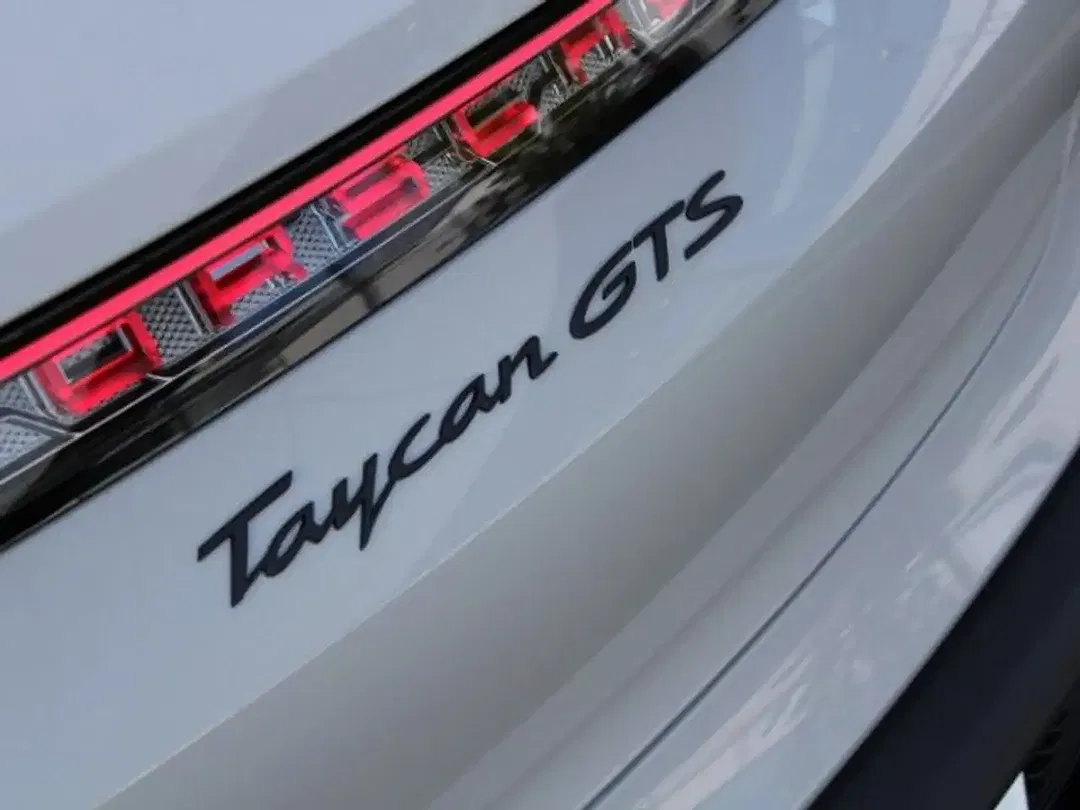 Porsche Taycan - Thumbnail 13