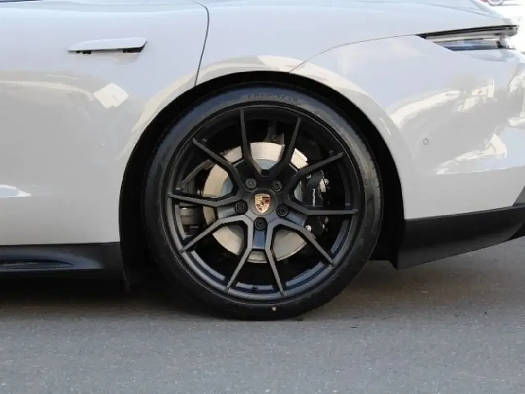Porsche Taycan - Thumbnail 15
