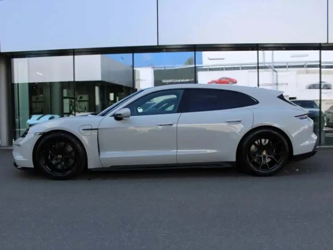 Porsche Taycan - Thumbnail 2