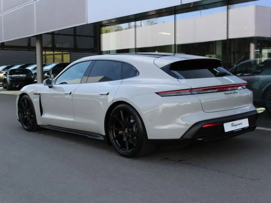 Porsche Taycan - Thumbnail 3