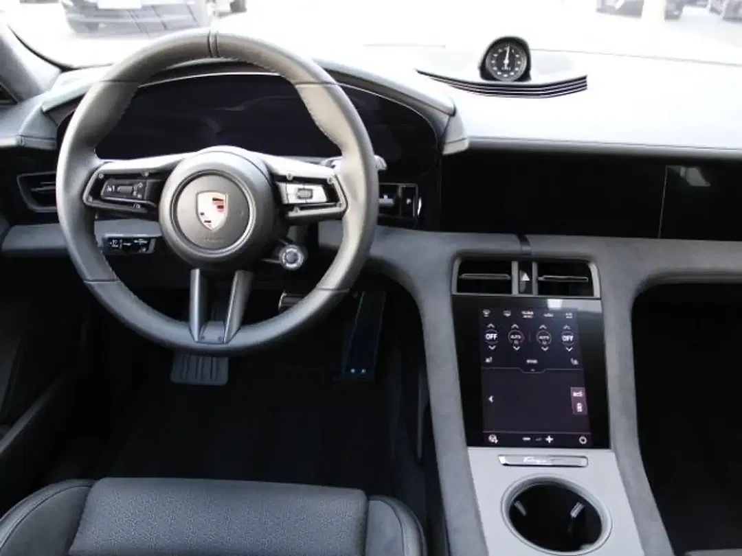 Porsche Taycan - Thumbnail 4