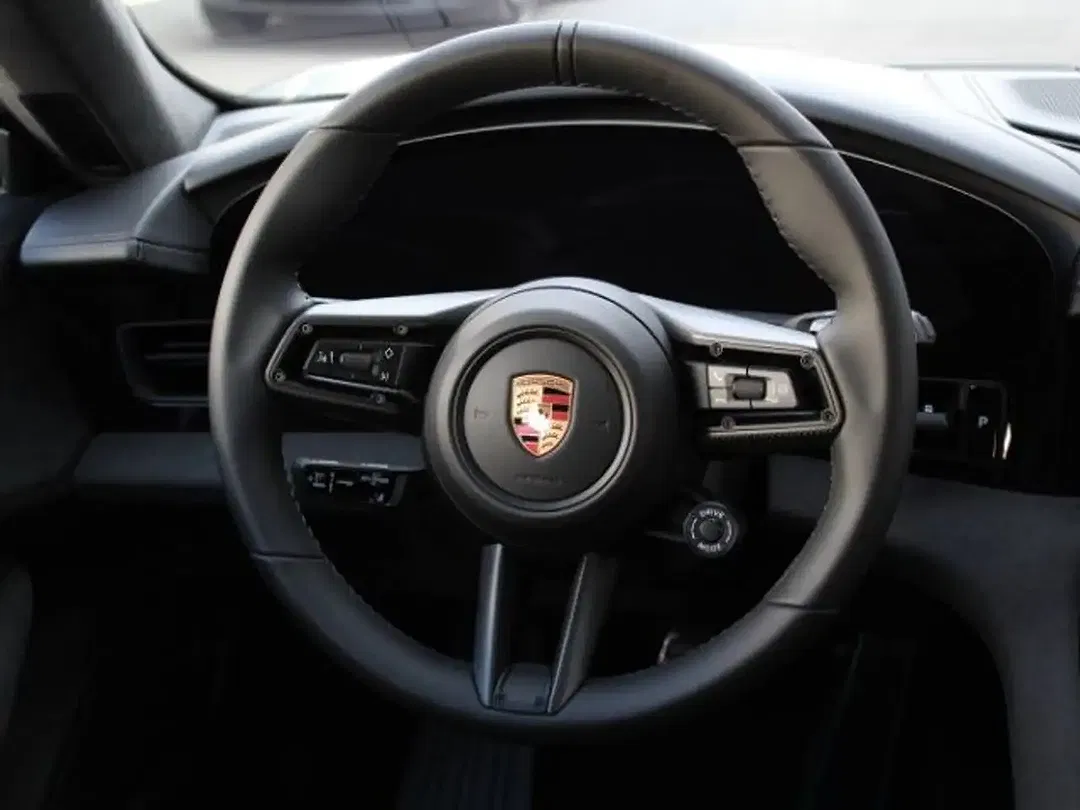 Porsche Taycan - Thumbnail 5