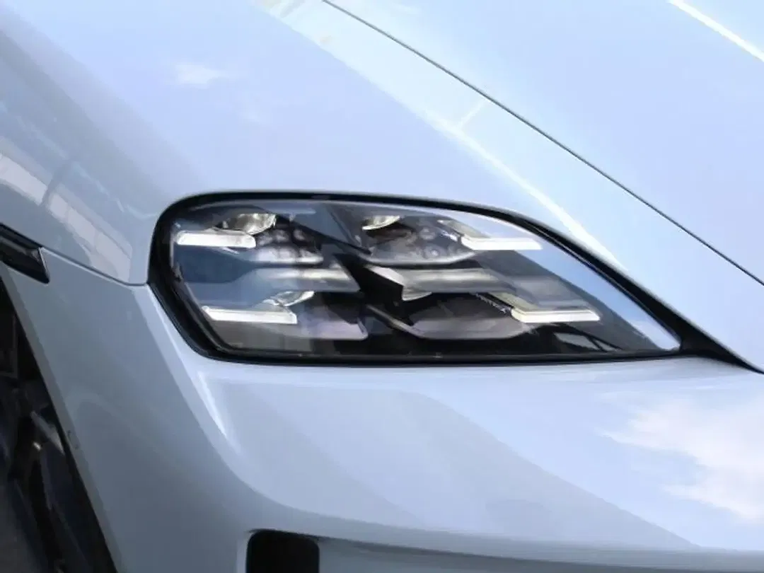 Porsche Taycan - Thumbnail 7