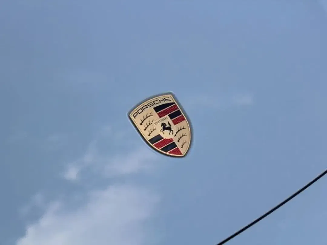 Porsche Taycan - Thumbnail 8