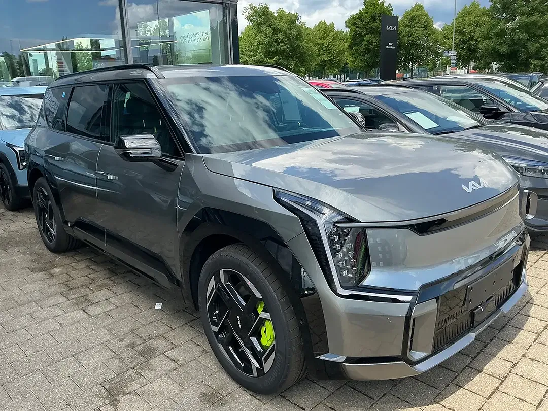 Kia EV9 - Thumbnail 3