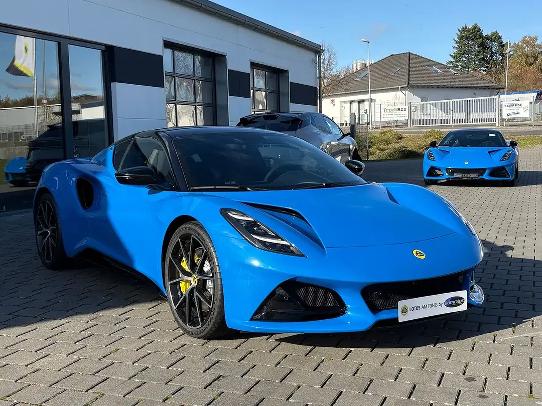 Lotus Emira - Thumbnail 3