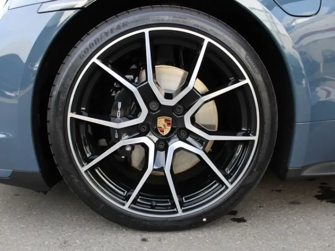 Porsche Taycan - Thumbnail 10