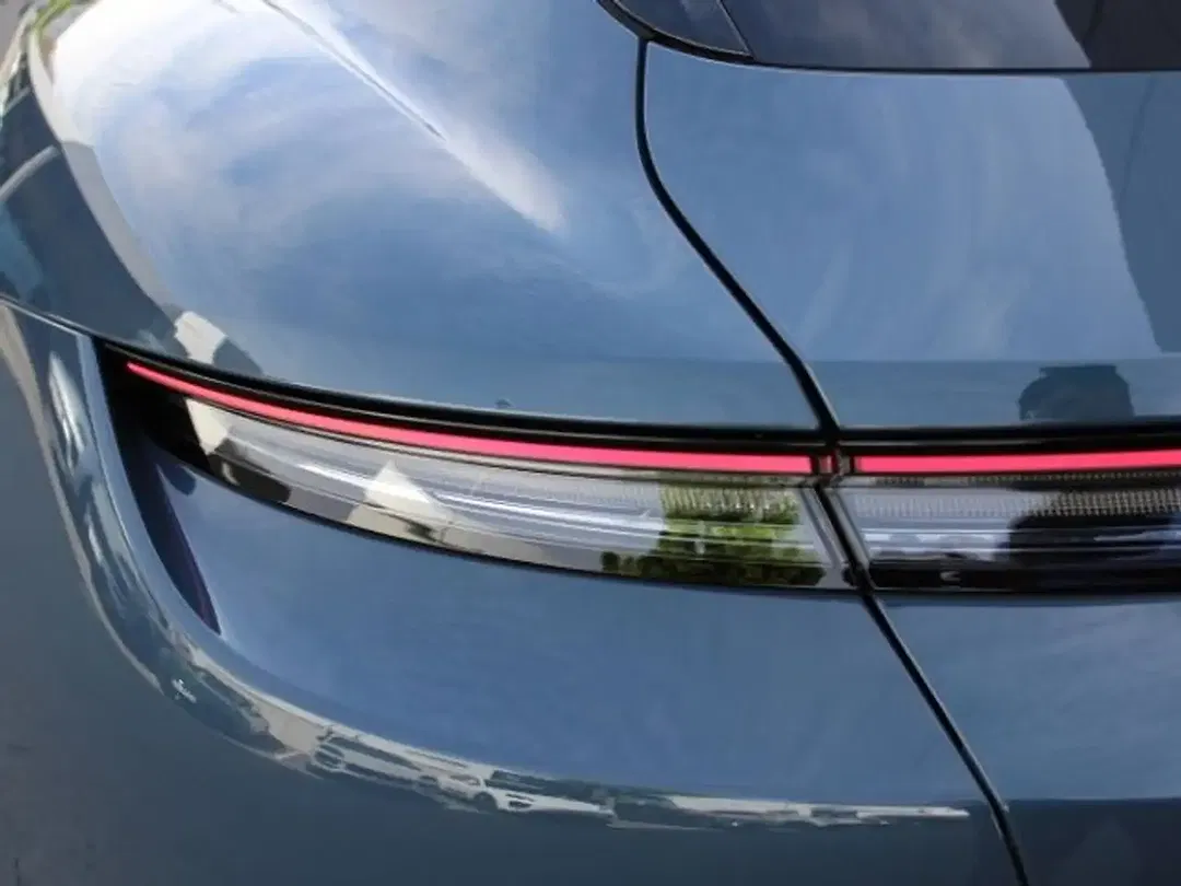 Porsche Taycan - Thumbnail 12