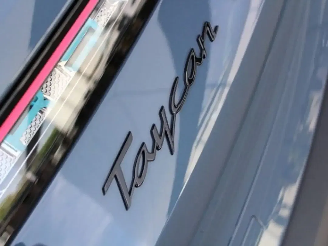 Porsche Taycan - Thumbnail 13