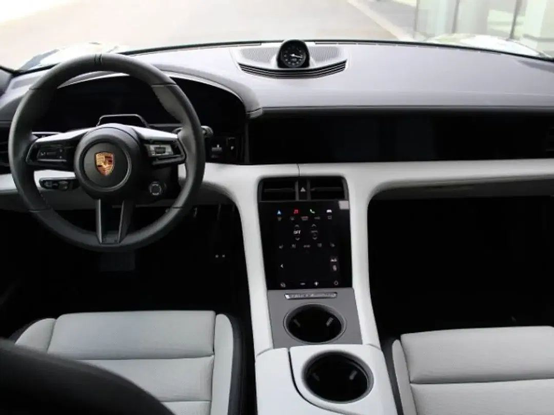 Porsche Taycan - Thumbnail 4