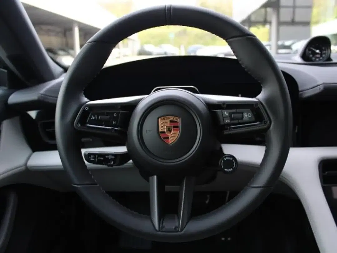 Porsche Taycan - Thumbnail 5