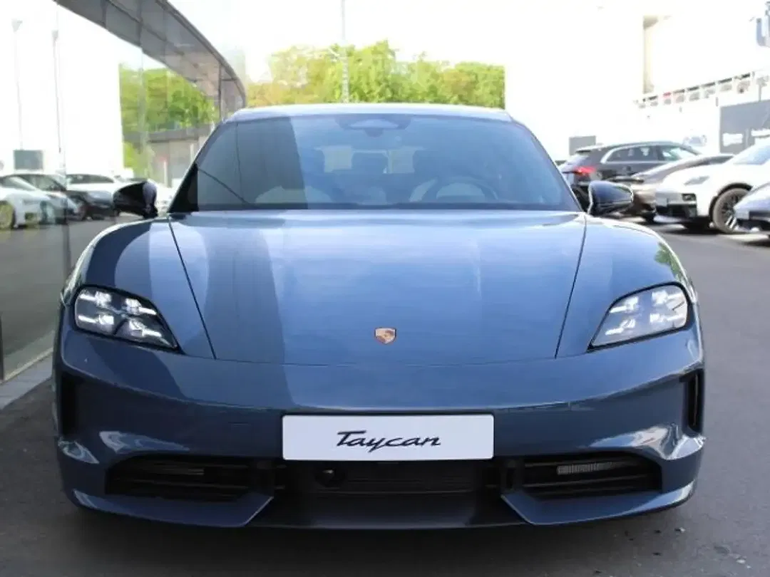 Porsche Taycan - Thumbnail 6