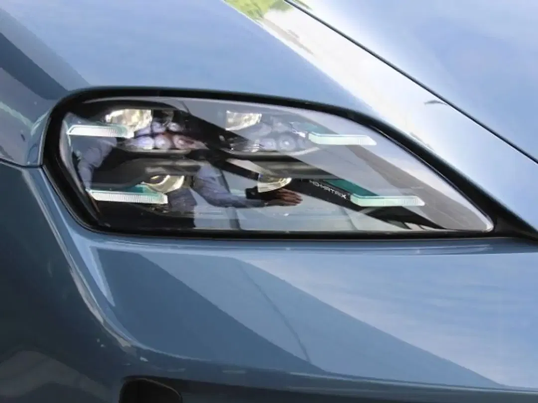 Porsche Taycan - Thumbnail 7