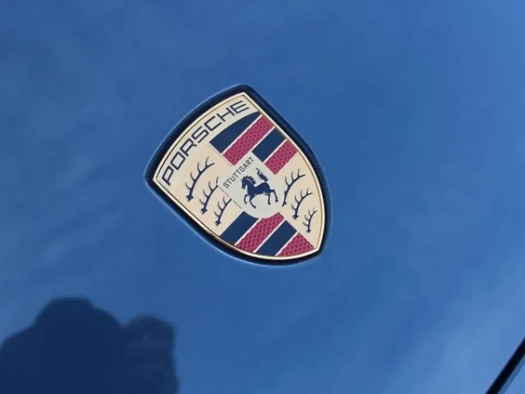 Porsche Taycan - Thumbnail 8