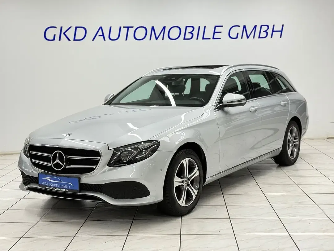 Mercedes-Benz E 220 - Thumbnail 1