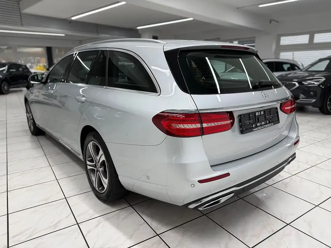 Mercedes-Benz E 220 - Thumbnail 2
