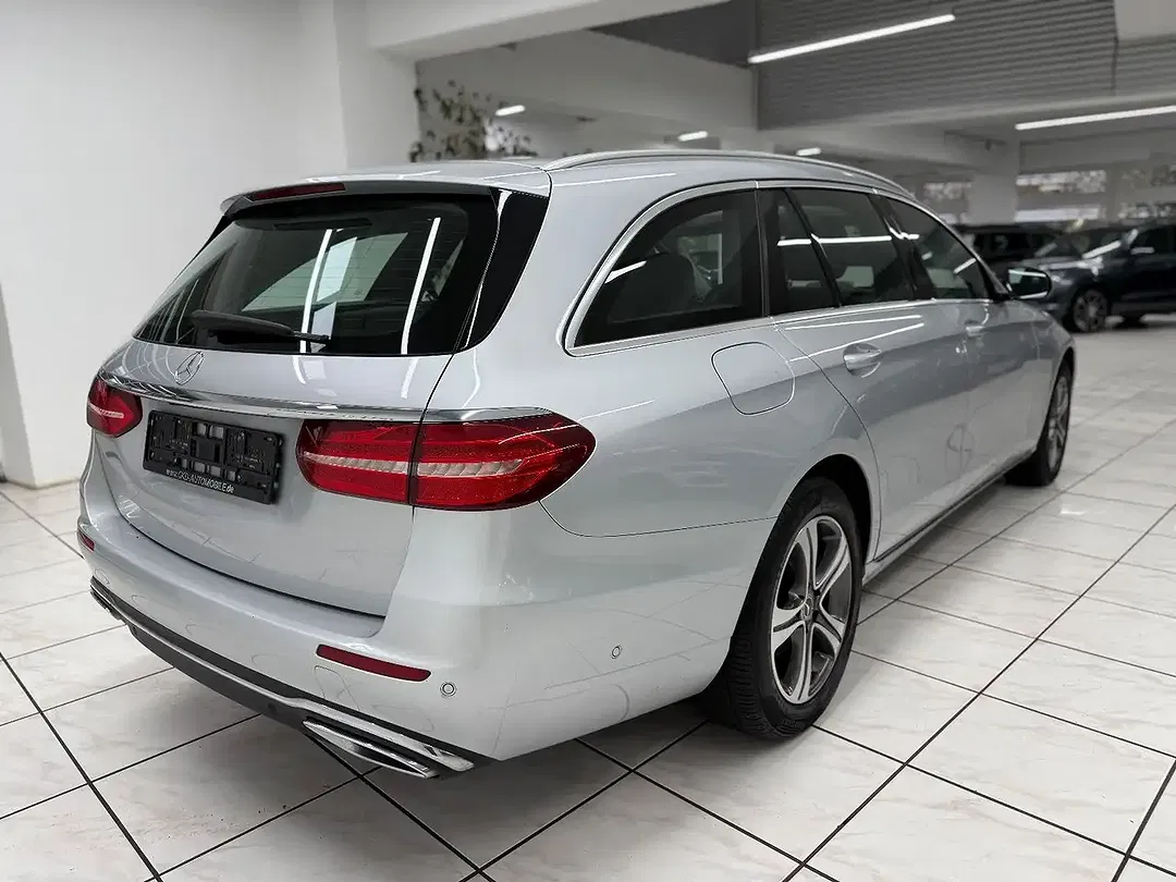 Mercedes-Benz E 220 - Thumbnail 3