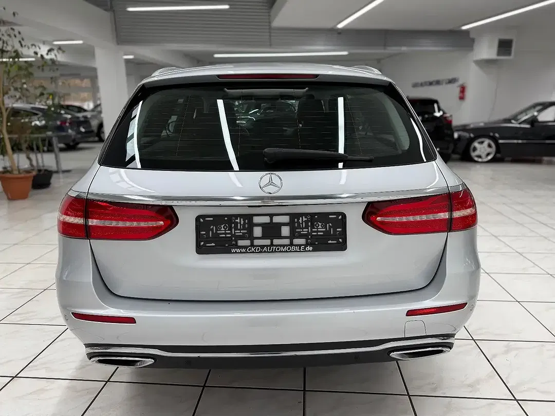 Mercedes-Benz E 220 - Thumbnail 4