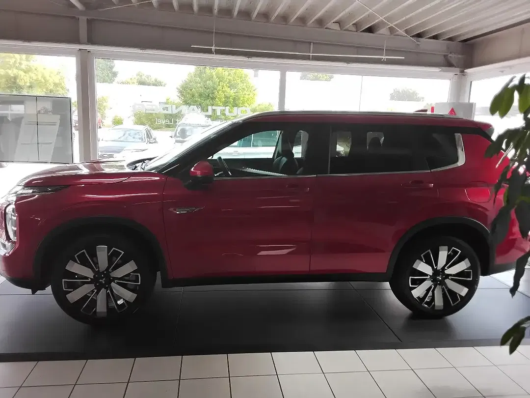 Mitsubishi Outlander - Thumbnail 3